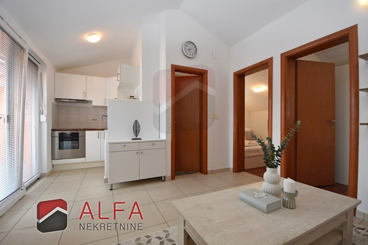 Croazia, Vodice - vendesi grazioso appartamento con due camere da letto al secondo piano, vicino al mare