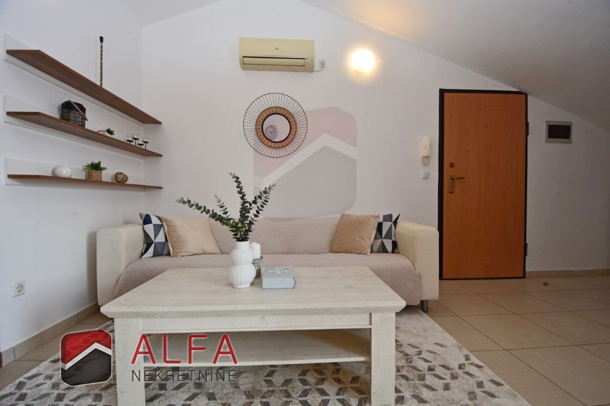 Croazia, Vodice - vendesi grazioso appartamento con due camere da letto al secondo piano, vicino al mare