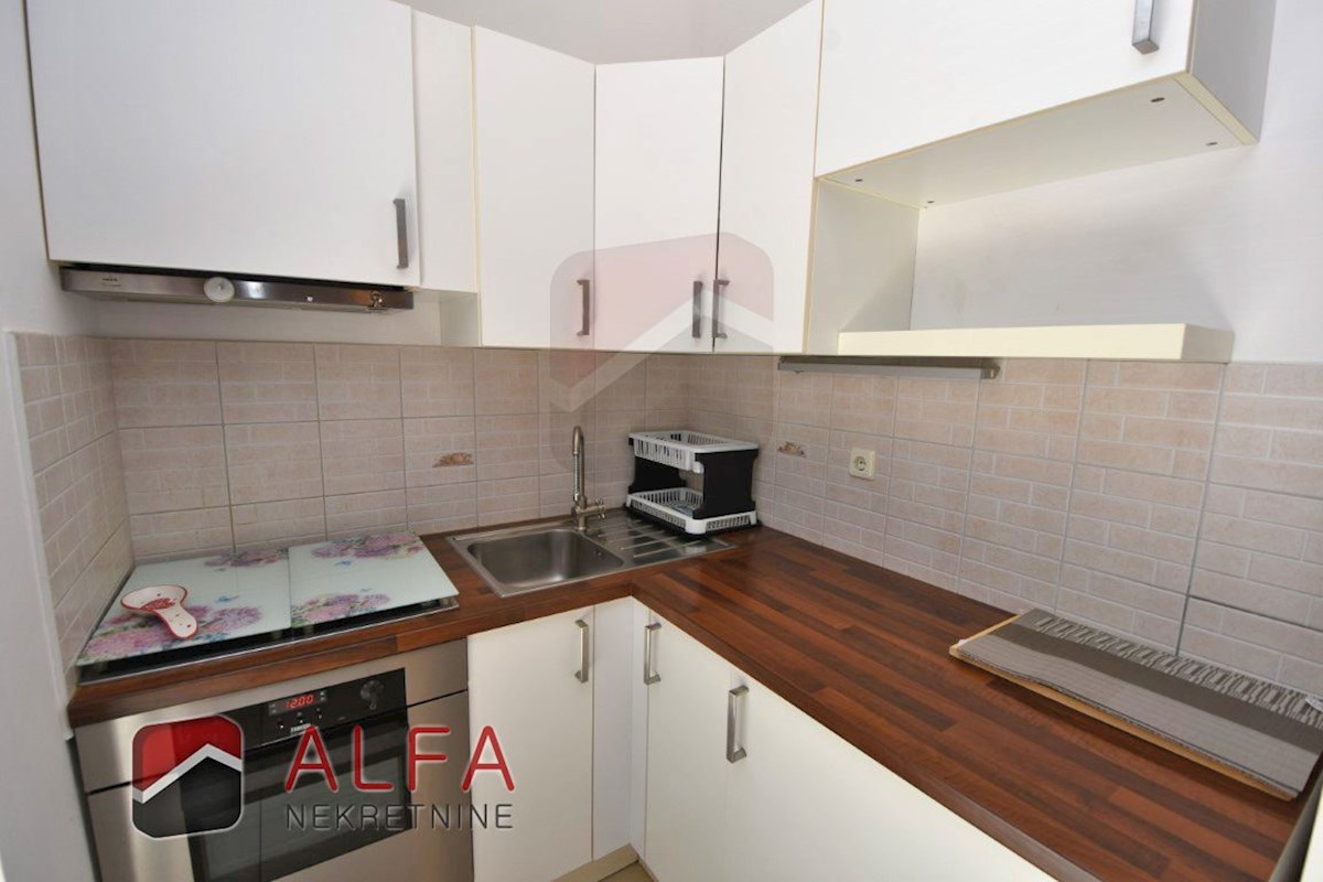Croazia, Vodice - appartamento con due camere da letto in vendita al secondo piano, vicino al mare