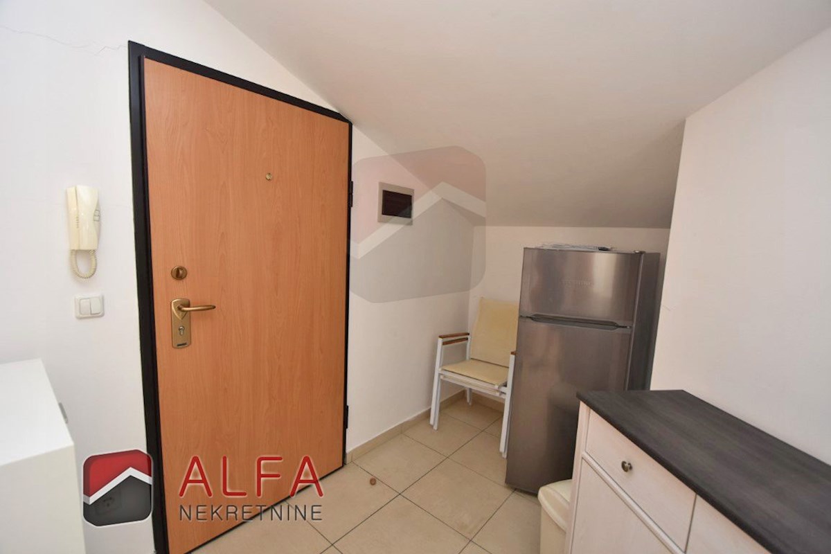 Croazia, Vodice - appartamento con due camere da letto in vendita al secondo piano, vicino al mare