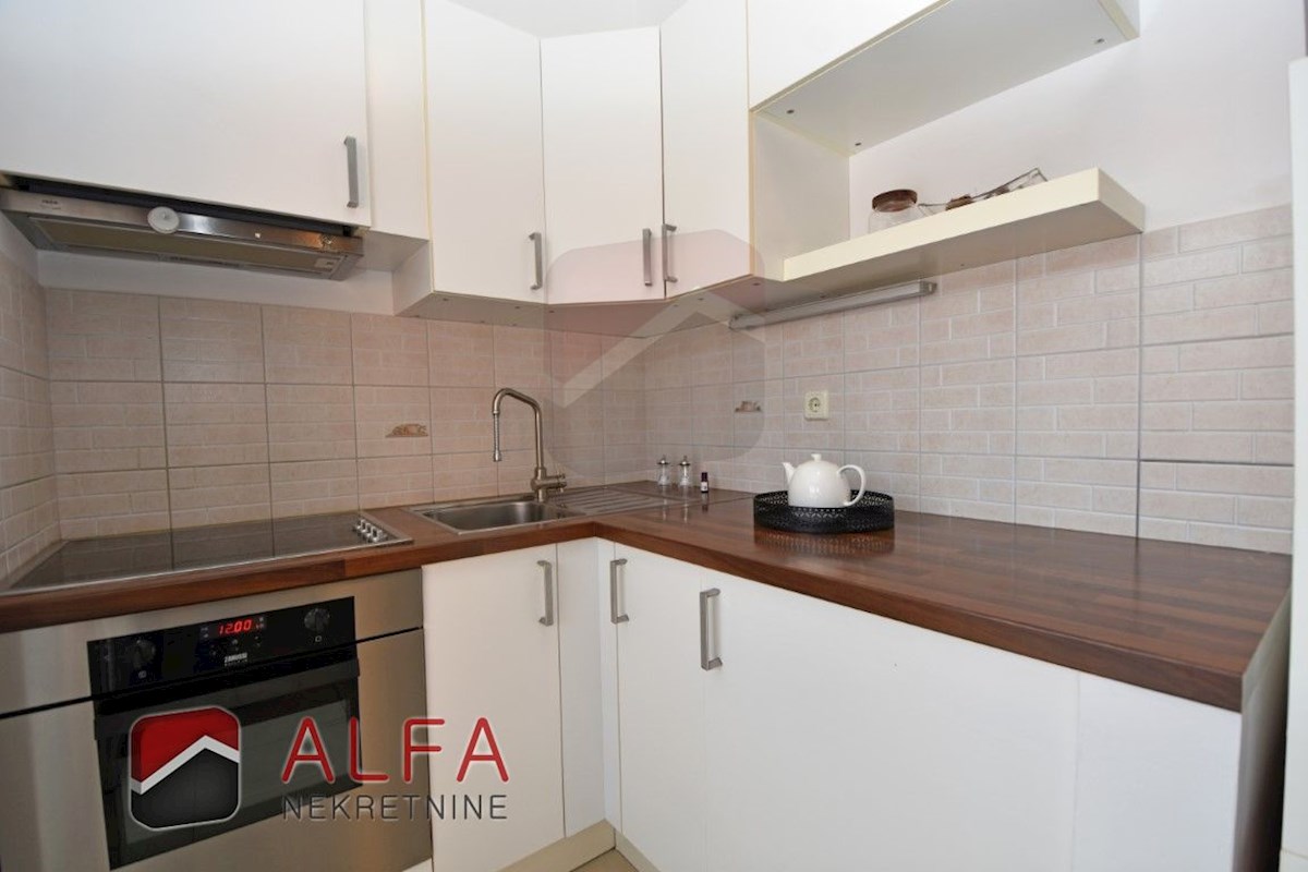 Croazia, Vodice - vendesi grazioso appartamento con due camere da letto al secondo piano, vicino al mare