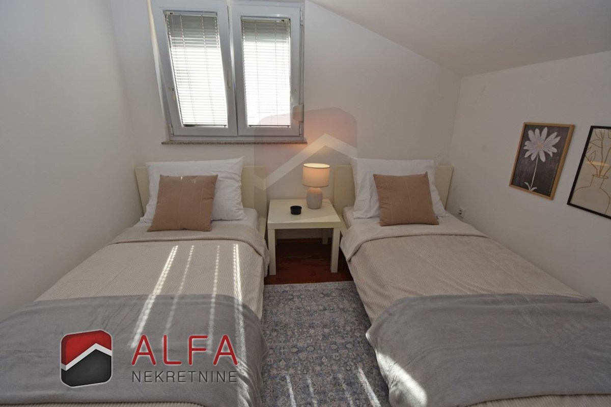 Croazia, Vodice - vendesi grazioso appartamento con due camere da letto al secondo piano, vicino al mare