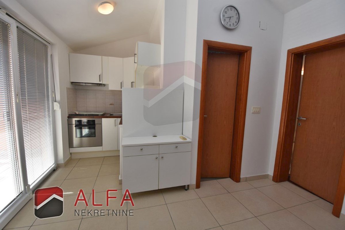 Croazia, Vodice - appartamento con due camere da letto in vendita al secondo piano, vicino al mare