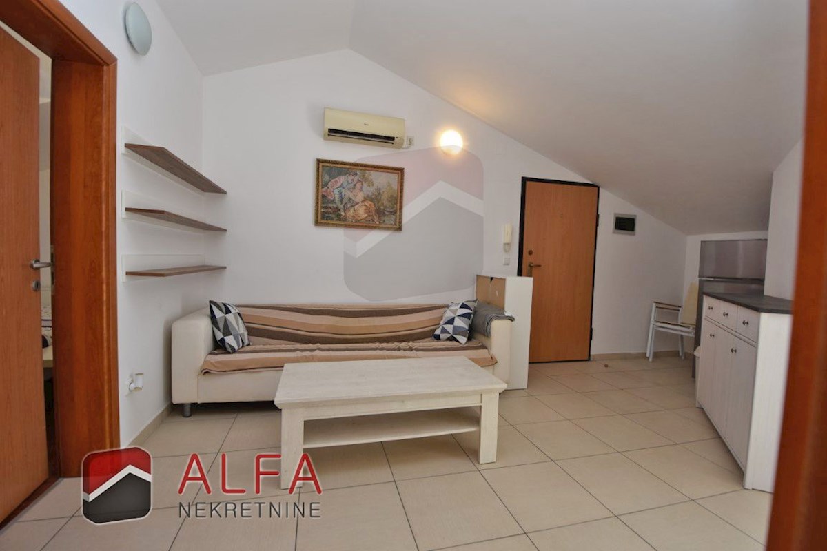Croazia, Vodice - appartamento con due camere da letto in vendita al secondo piano, vicino al mare