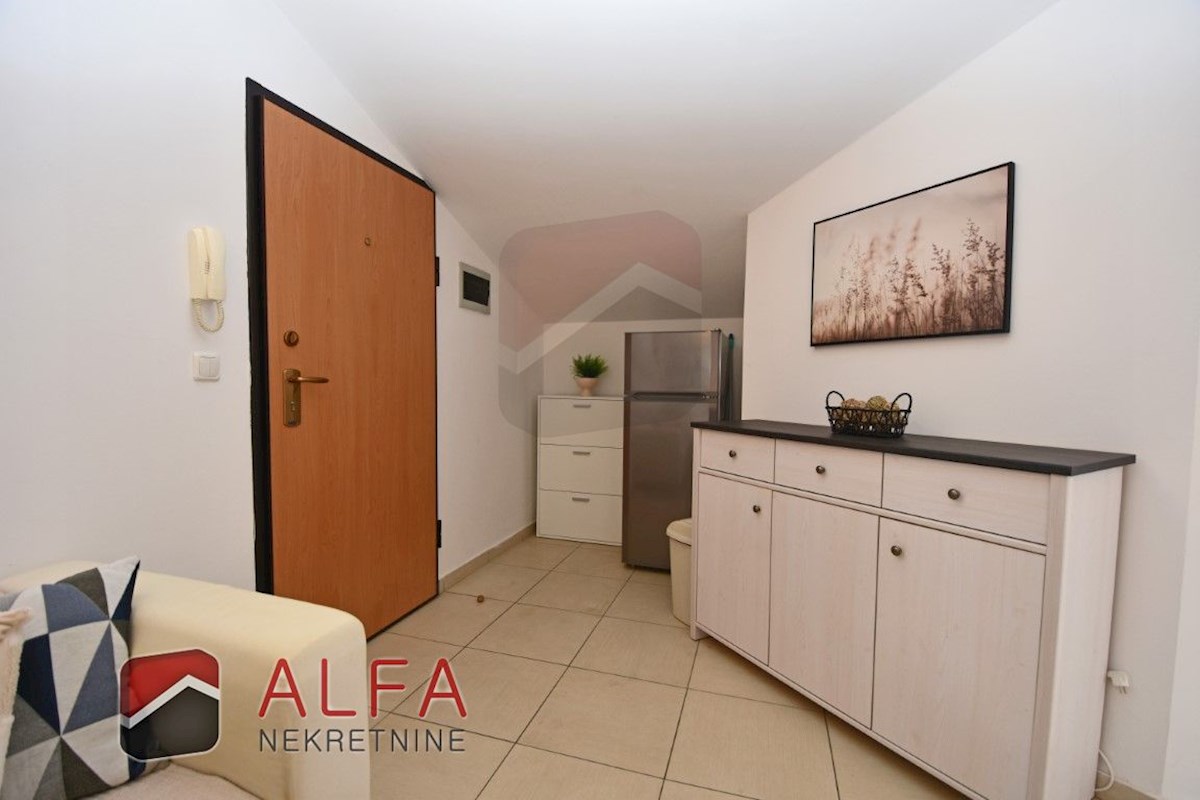 Croazia, Vodice - vendesi grazioso appartamento con due camere da letto al secondo piano, vicino al mare