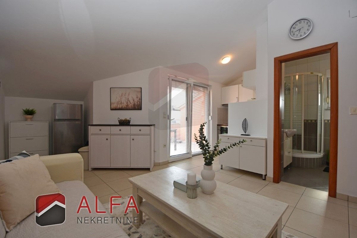 Croazia, Vodice - vendesi grazioso appartamento con due camere da letto al secondo piano, vicino al mare