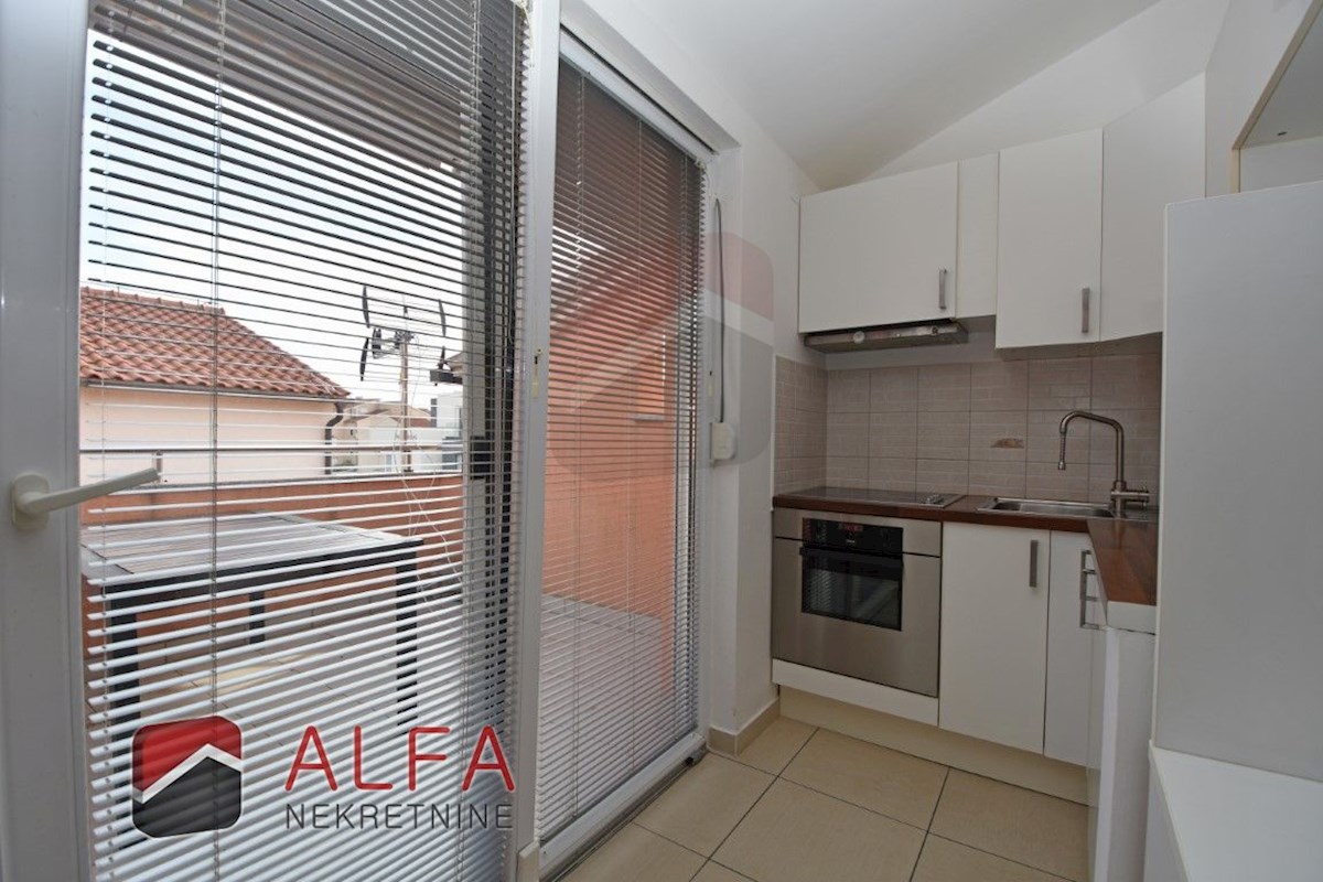 Croazia, Vodice - vendesi grazioso appartamento con due camere da letto al secondo piano, vicino al mare