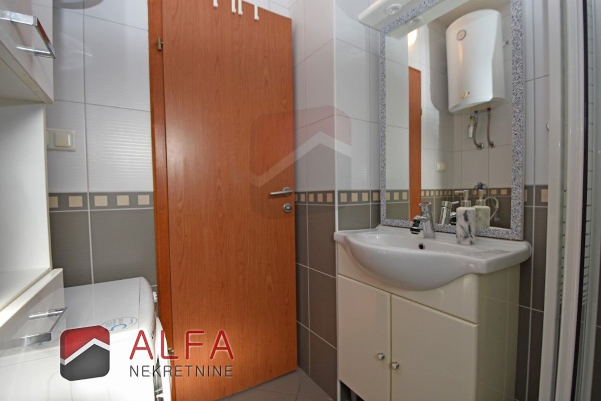 Croazia, Vodice - vendesi grazioso appartamento con due camere da letto al secondo piano, vicino al mare