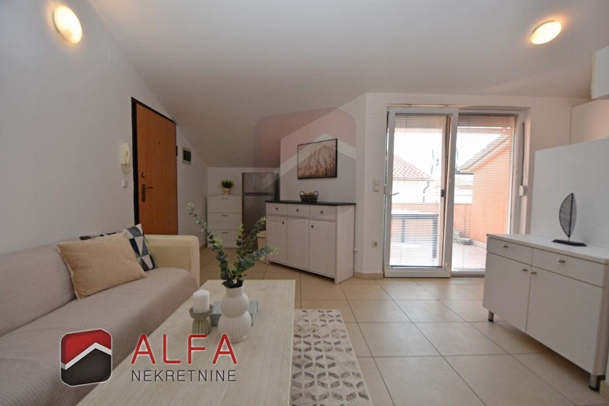 Croazia, Vodice - vendesi grazioso appartamento con due camere da letto al secondo piano, vicino al mare