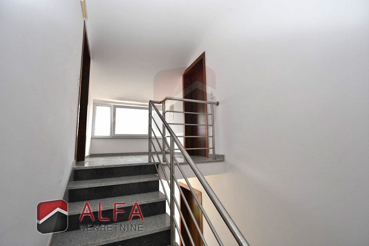 Croazia, Vodice - appartamento con due camere da letto in vendita al secondo piano, vicino al mare