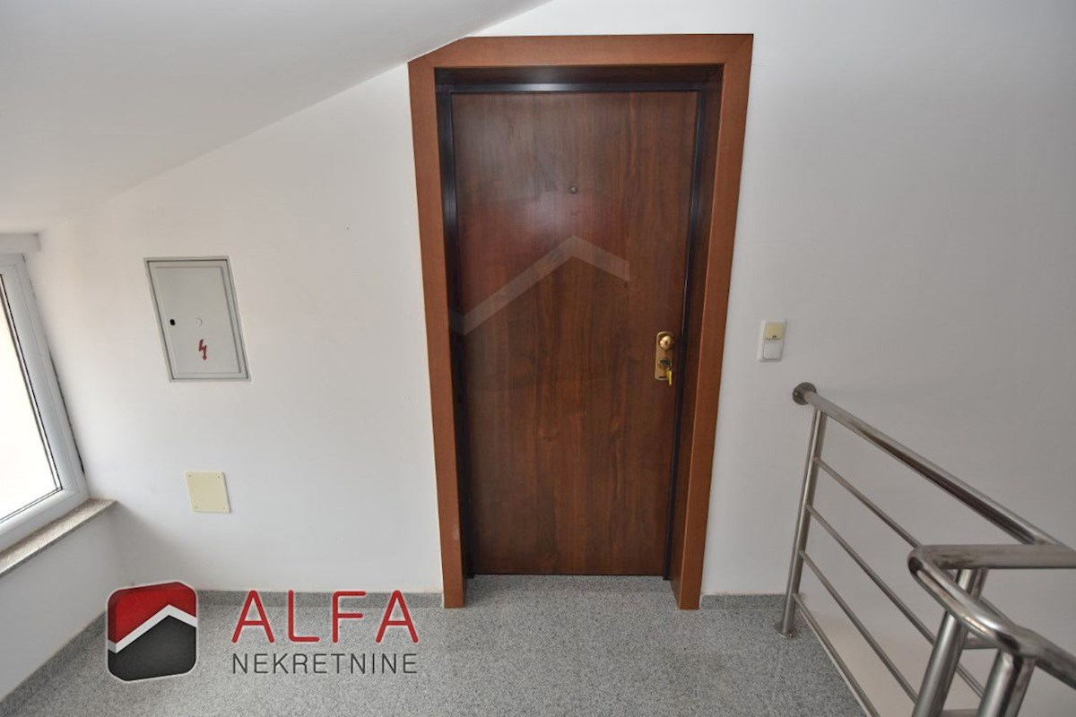 Croazia, Vodice - appartamento con due camere da letto in vendita al secondo piano, vicino al mare