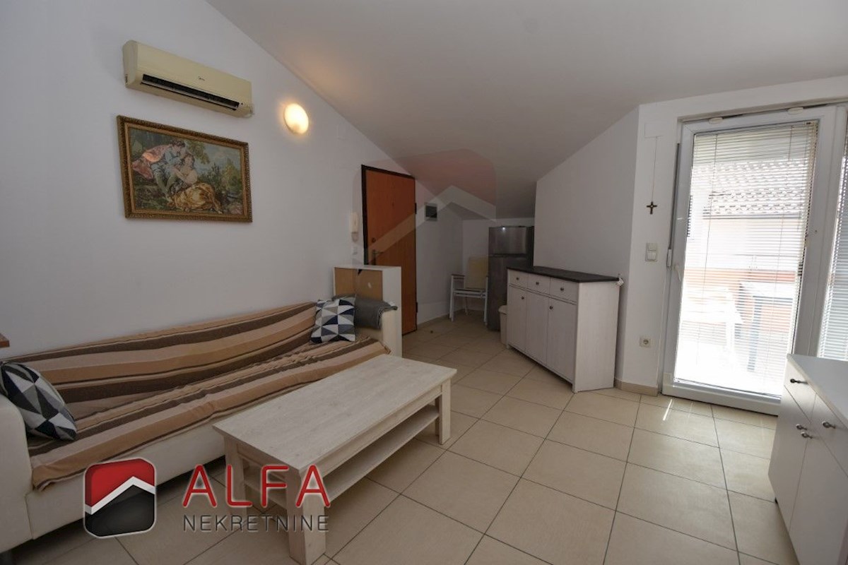 Croazia, Vodice - appartamento con due camere da letto in vendita al secondo piano, vicino al mare