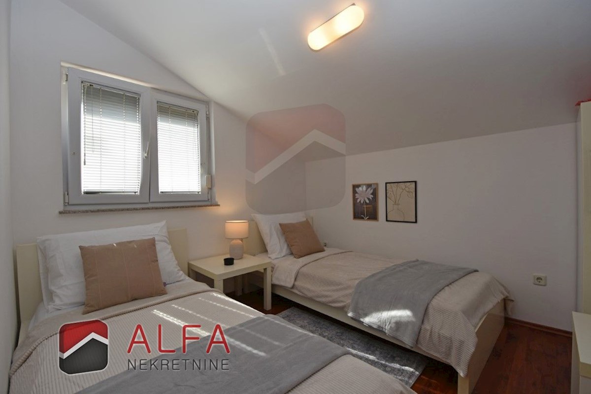 Croazia, Vodice - vendesi grazioso appartamento con due camere da letto al secondo piano, vicino al mare