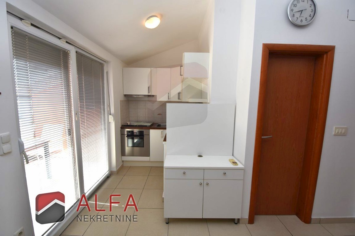 Croazia, Vodice - appartamento con due camere da letto in vendita al secondo piano, vicino al mare