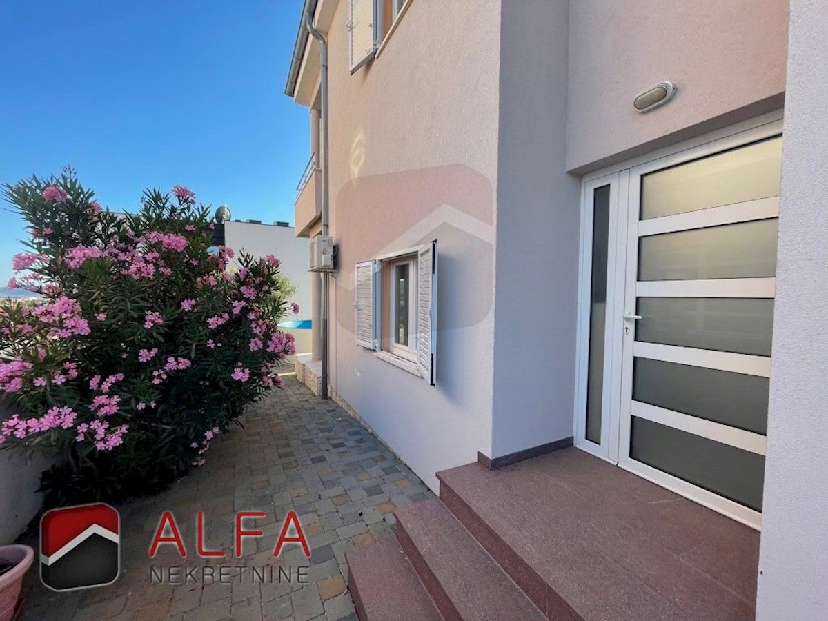 Croazia, Vodice, casa bifamiliare in vendita, con quattro camere da letto