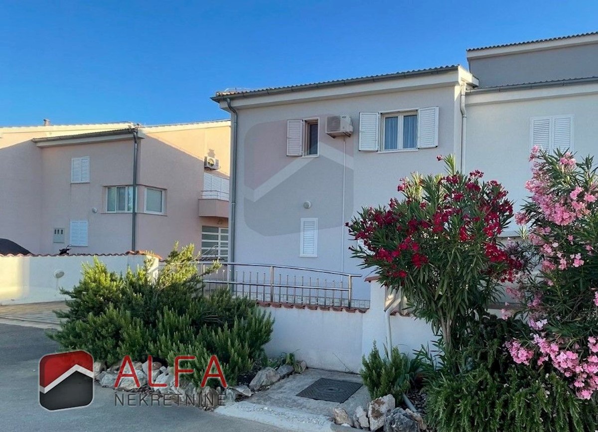 Croazia, Vodice, casa bifamiliare in vendita, con quattro camere da letto