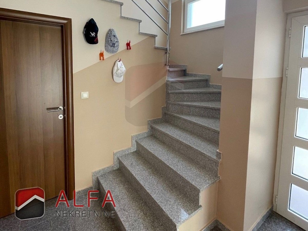 Croazia, Vodice, casa bifamiliare in vendita, con quattro camere da letto