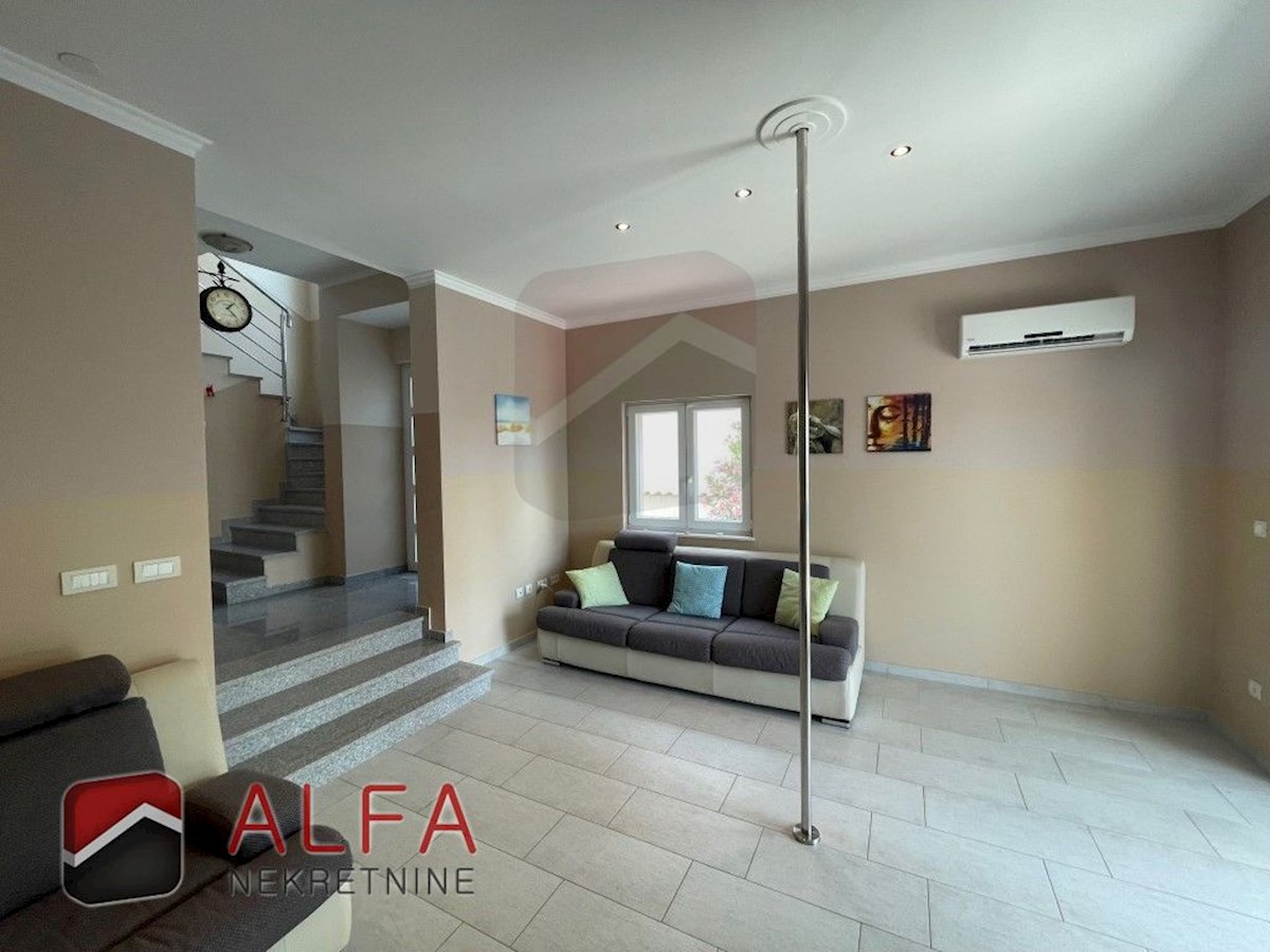 Croazia, Vodice, casa bifamiliare in vendita, con quattro camere da letto