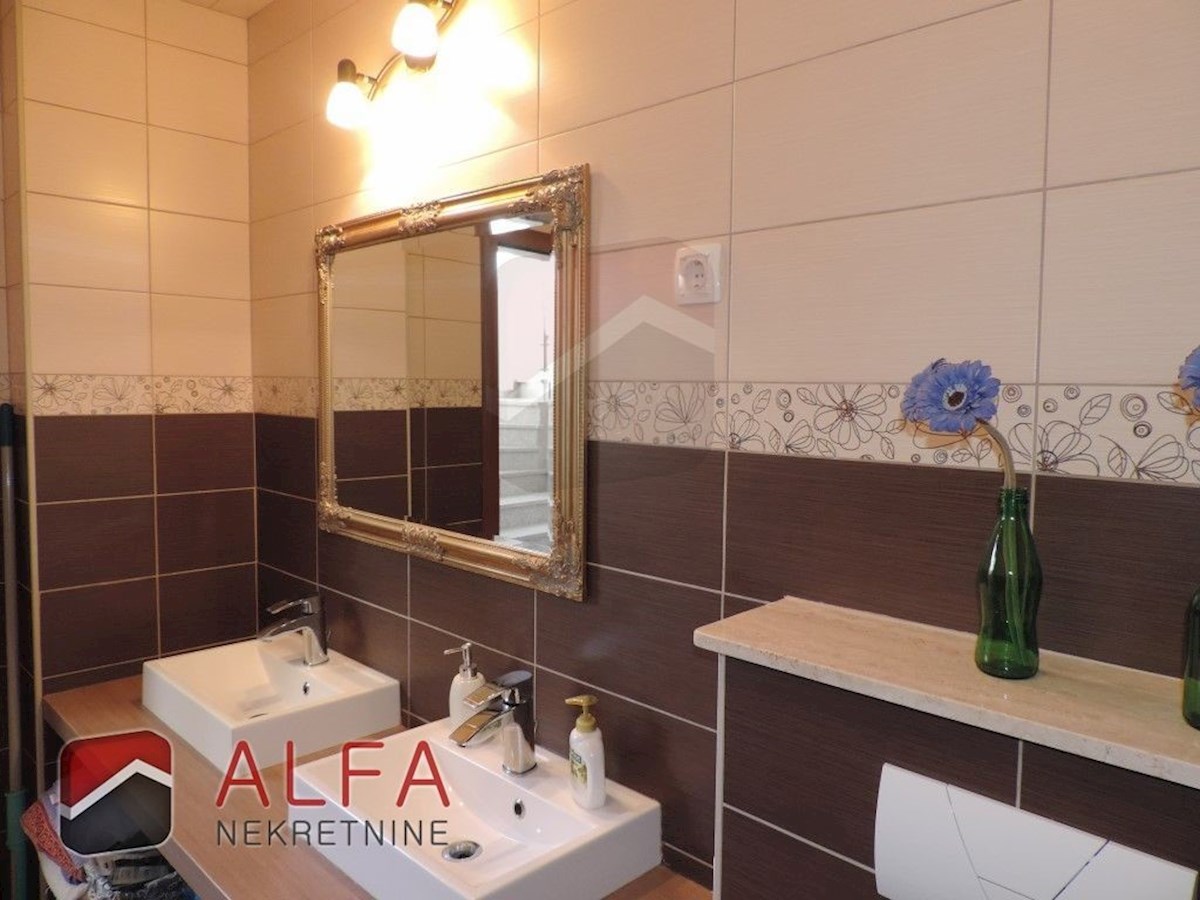 Croazia, Vodice, casa bifamiliare in vendita, con quattro camere da letto