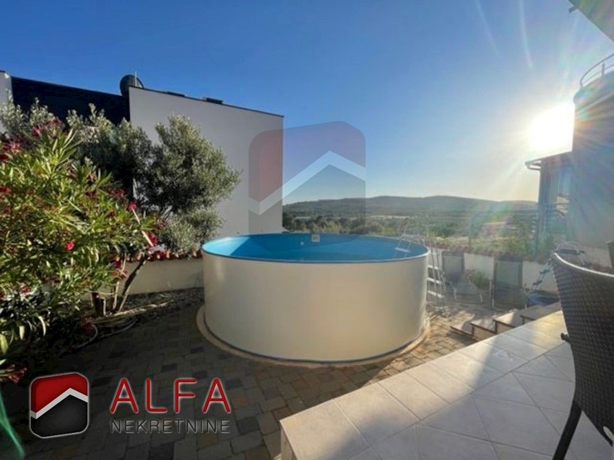 Croazia, Vodice, casa bifamiliare in vendita, con quattro camere da letto