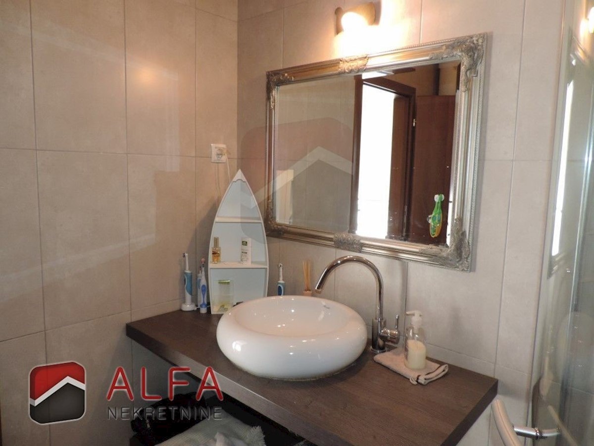 Croazia, Vodice, casa bifamiliare in vendita, con quattro camere da letto