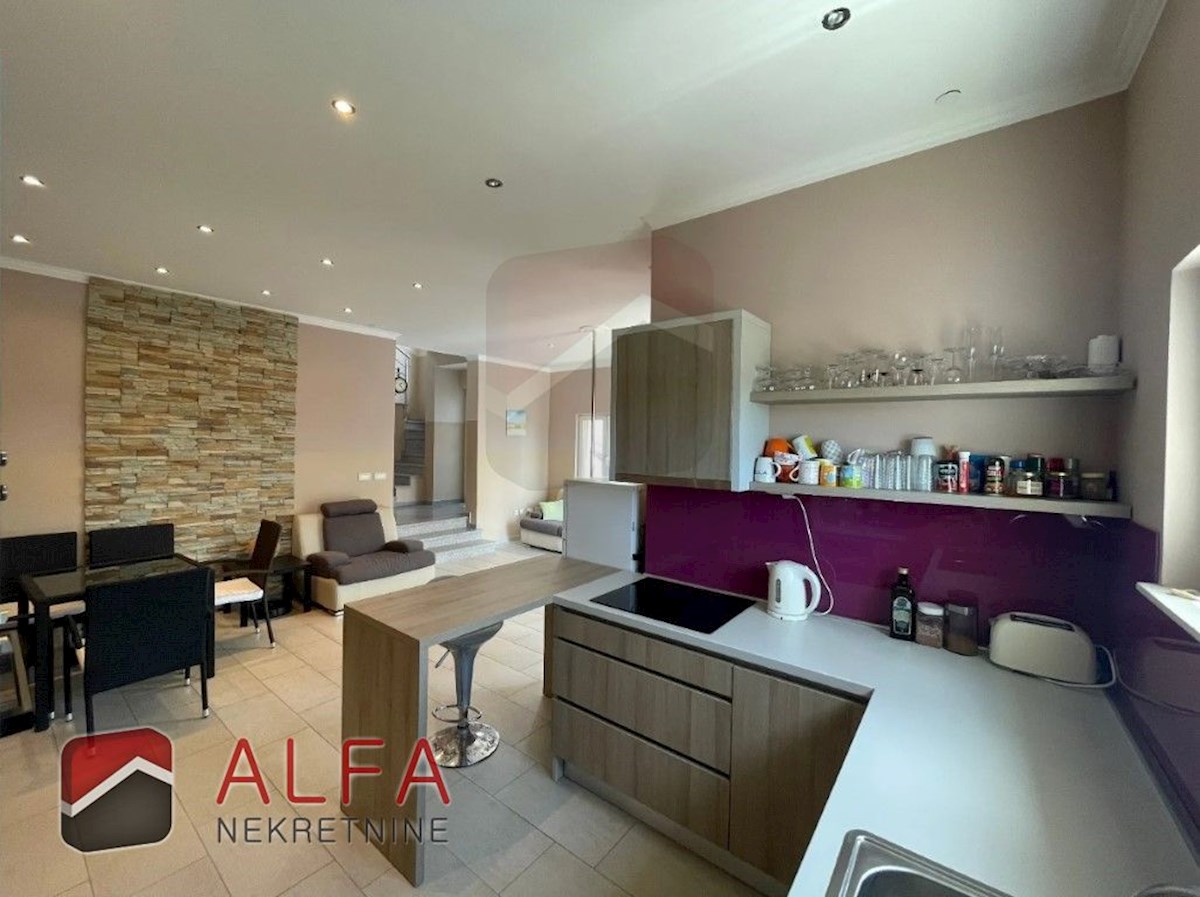 Croazia, Vodice, casa bifamiliare in vendita, con quattro camere da letto