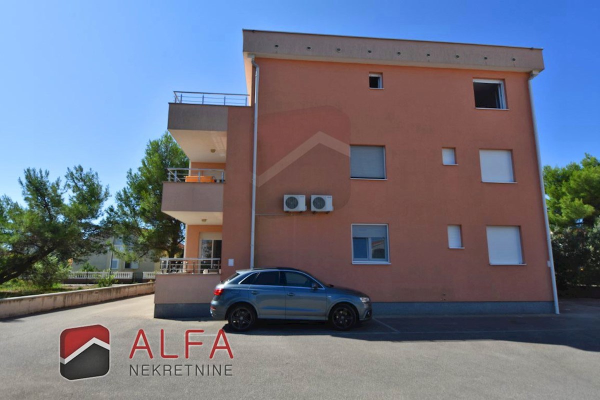 Croazia, Vodice – appartamento in vendita al secondo piano, grande terrazza, due posti auto