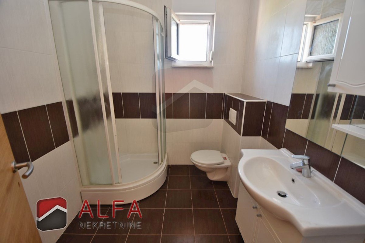 Croazia, Vodice – appartamento in vendita al secondo piano, grande terrazza, due posti auto