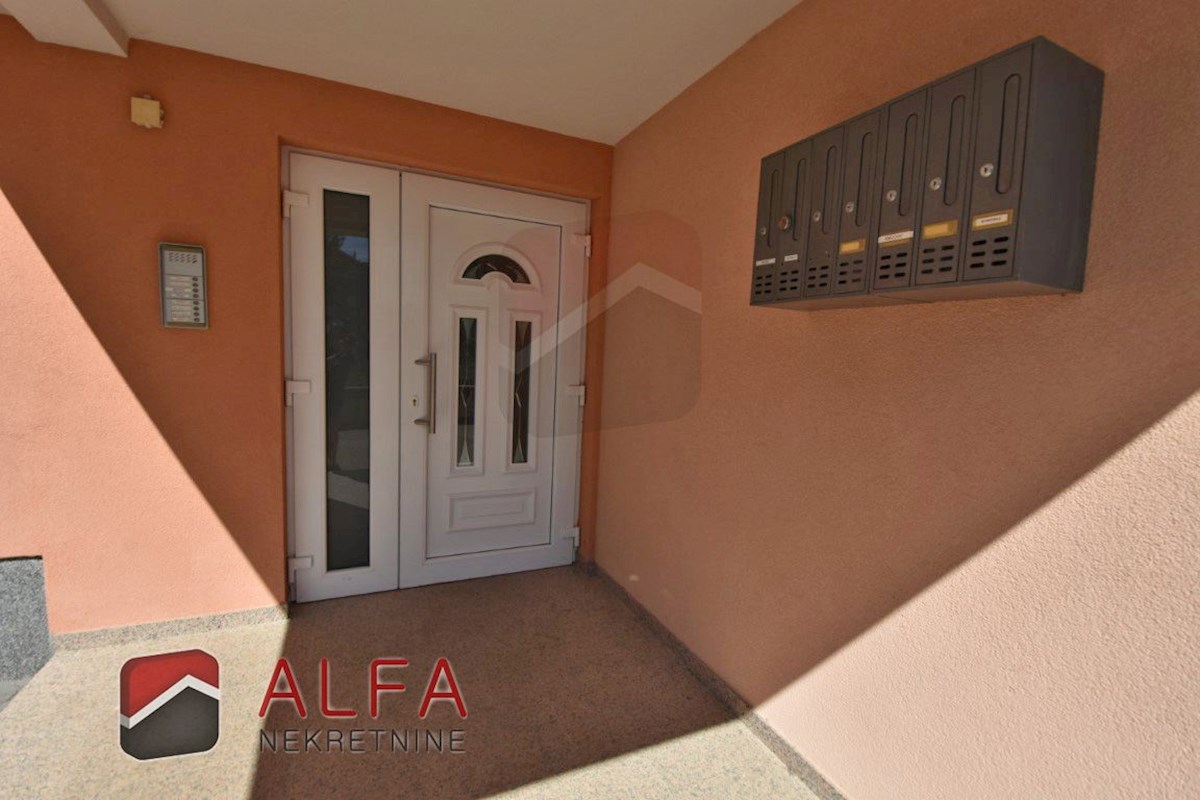 Croazia, Vodice – appartamento in vendita al secondo piano, grande terrazza, due posti auto