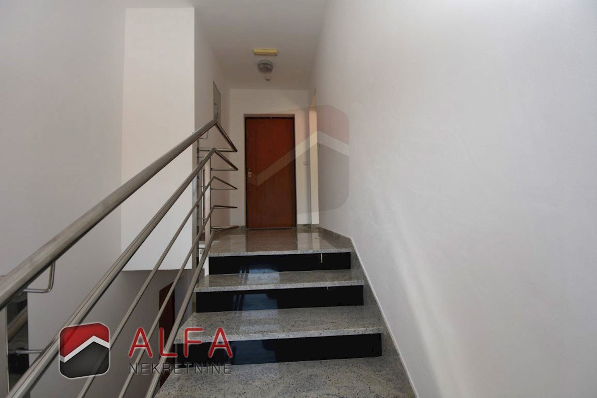 Croazia, Vodice – appartamento in vendita al secondo piano, grande terrazza, due posti auto