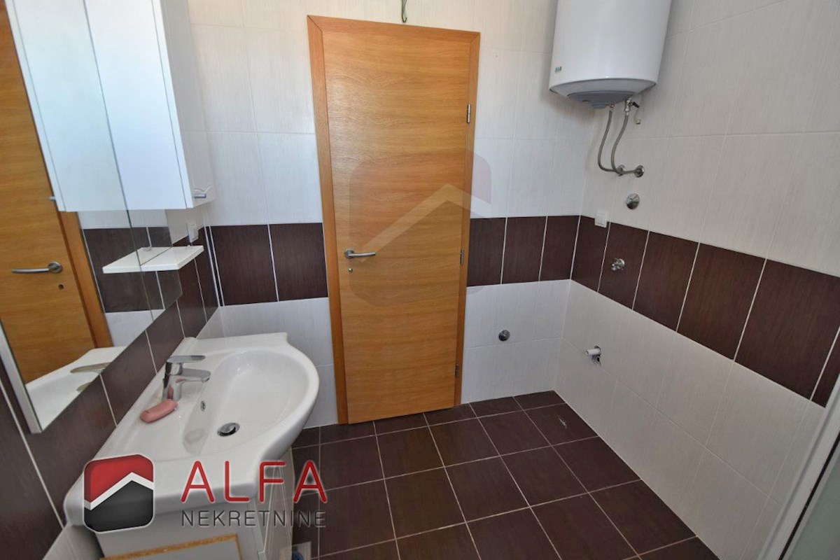 Croazia, Vodice – appartamento in vendita al secondo piano, grande terrazza, due posti auto