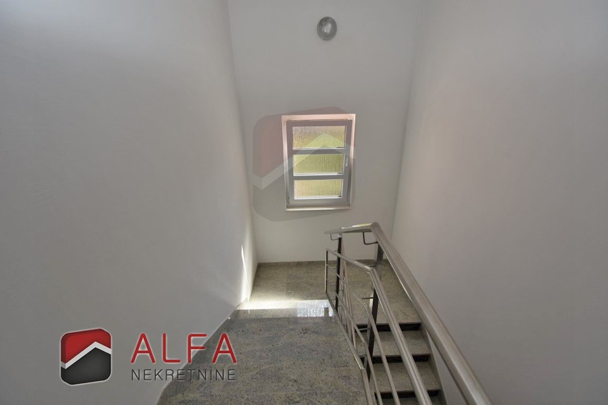 Croazia, Vodice – appartamento in vendita al secondo piano, grande terrazza, due posti auto