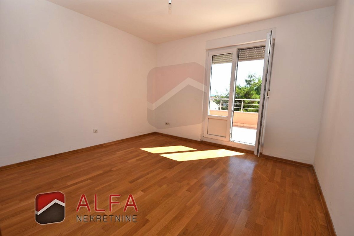 Croazia, Vodice – appartamento in vendita al secondo piano, grande terrazza, due posti auto