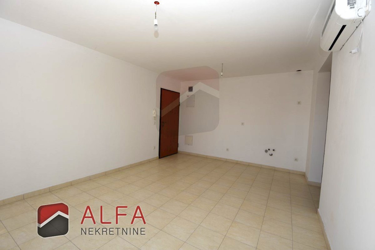 Croazia, Vodice – appartamento in vendita al secondo piano, grande terrazza, due posti auto