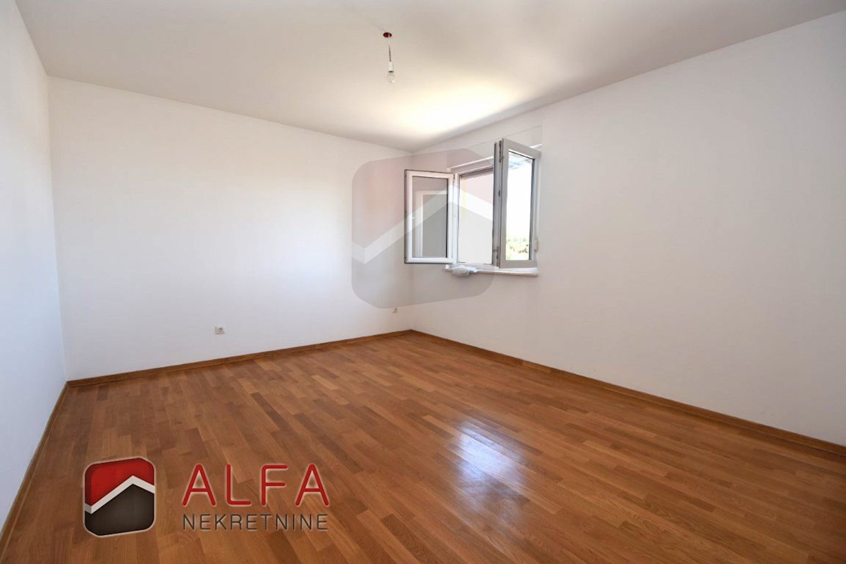 Croazia, Vodice – appartamento in vendita al secondo piano, grande terrazza, due posti auto