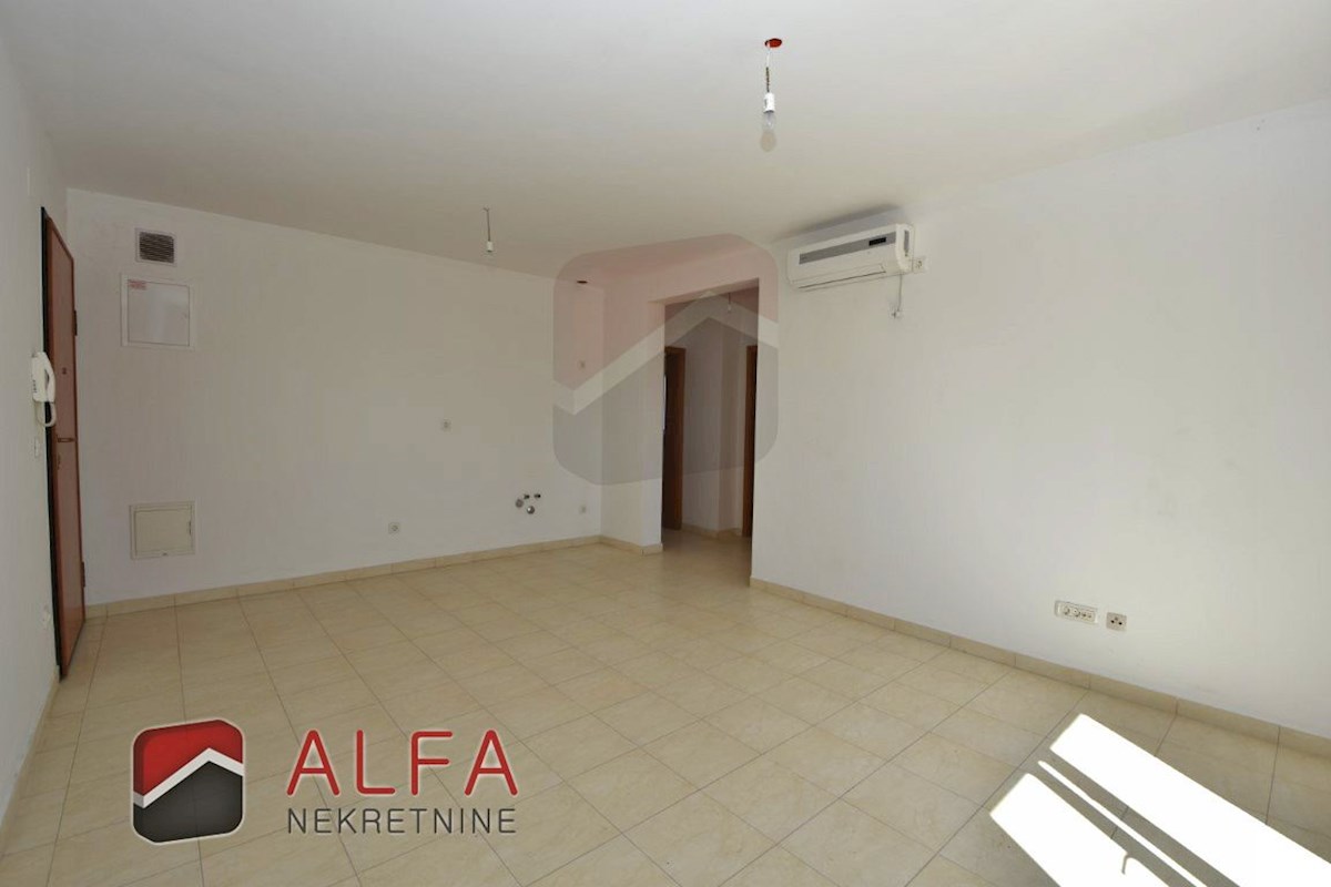 Croazia, Vodice – appartamento in vendita al secondo piano, grande terrazza, due posti auto