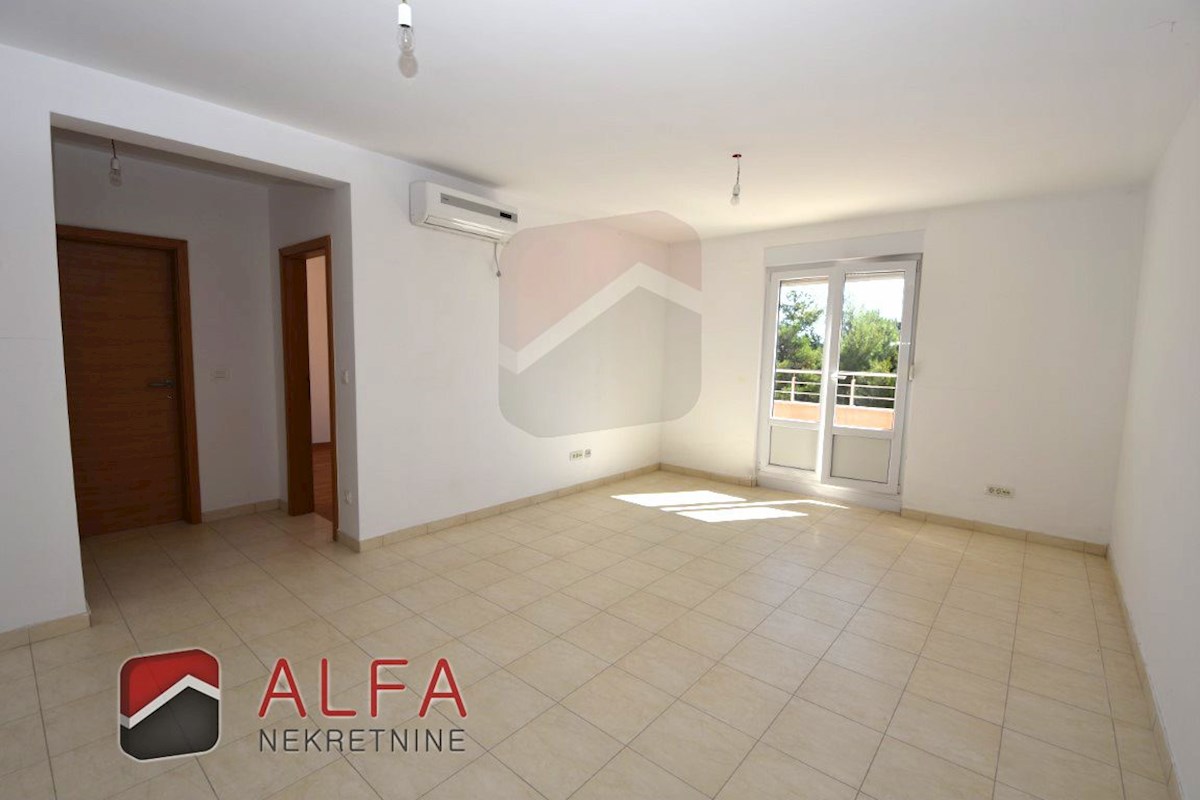 Croazia, Vodice – appartamento in vendita al secondo piano, grande terrazza, due posti auto