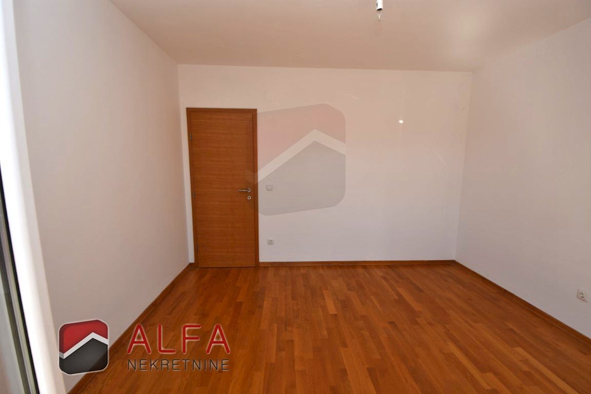 Croazia, Vodice – appartamento in vendita al secondo piano, grande terrazza, due posti auto