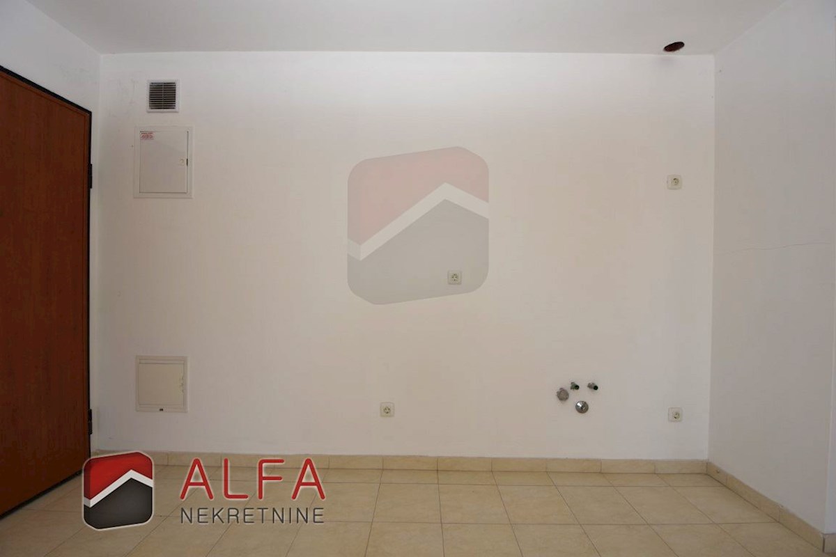 Croazia, Vodice – appartamento in vendita al secondo piano, grande terrazza, due posti auto