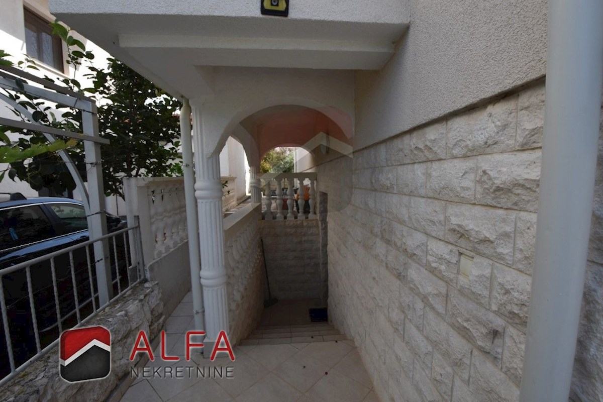 Croazia, Vodice, in vendita due appartamenti arredati + cortile 92 m2