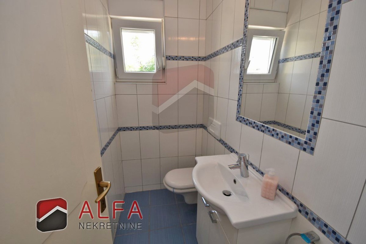 Croazia, Vodice, in vendita due appartamenti arredati + cortile 92 m2