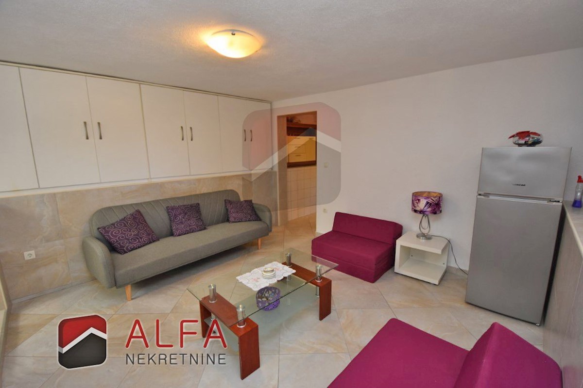 Croazia, Vodice, in vendita due appartamenti arredati + cortile 92 m2