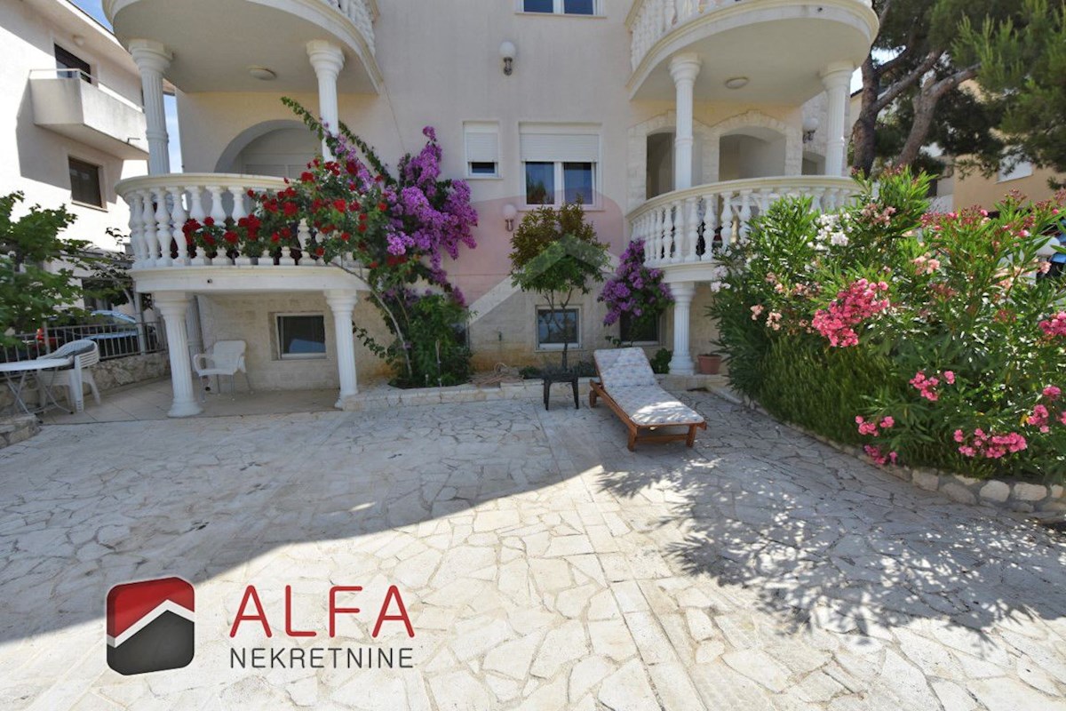 Croazia, Vodice, in vendita due appartamenti arredati + cortile 92 m2