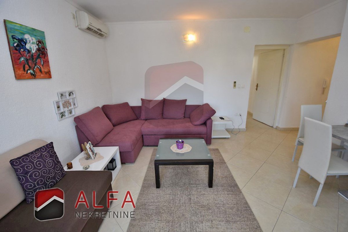 Croazia, Vodice, in vendita due appartamenti arredati + cortile 92 m2