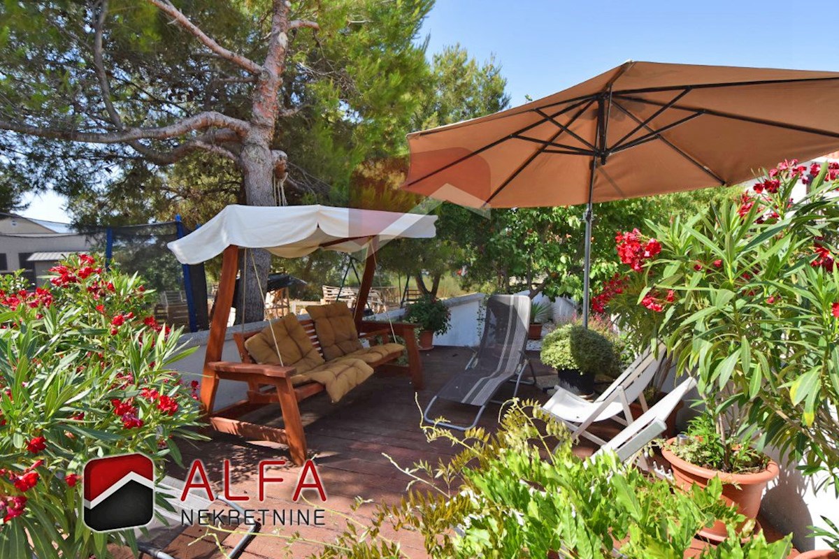 Croazia, Vodice, in vendita due appartamenti arredati + cortile 92 m2