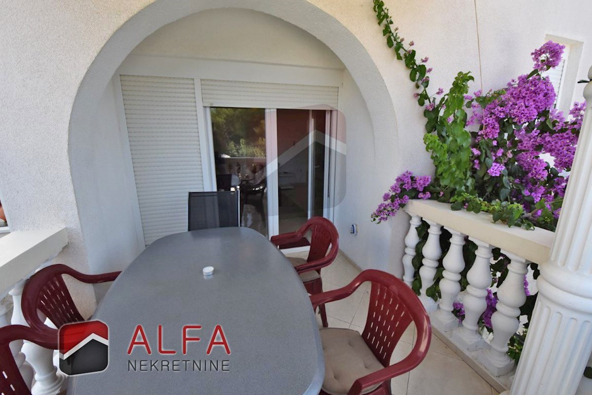 Croazia, Vodice, in vendita due appartamenti arredati + cortile 92 m2