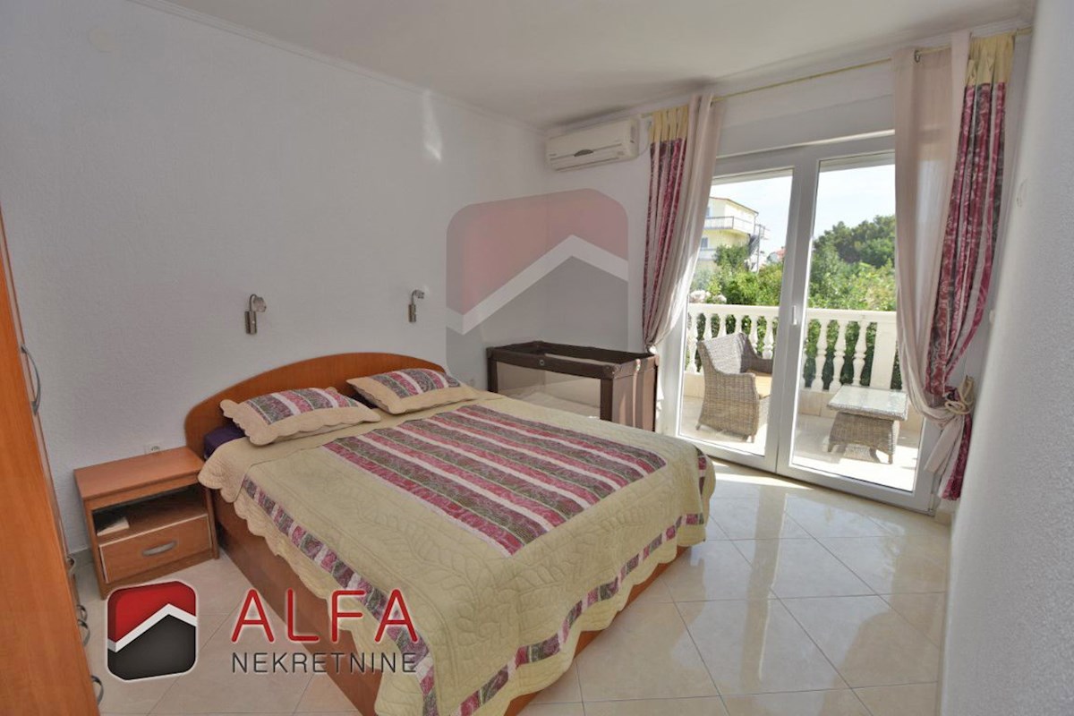 Croazia, Vodice, in vendita due appartamenti arredati + cortile 92 m2