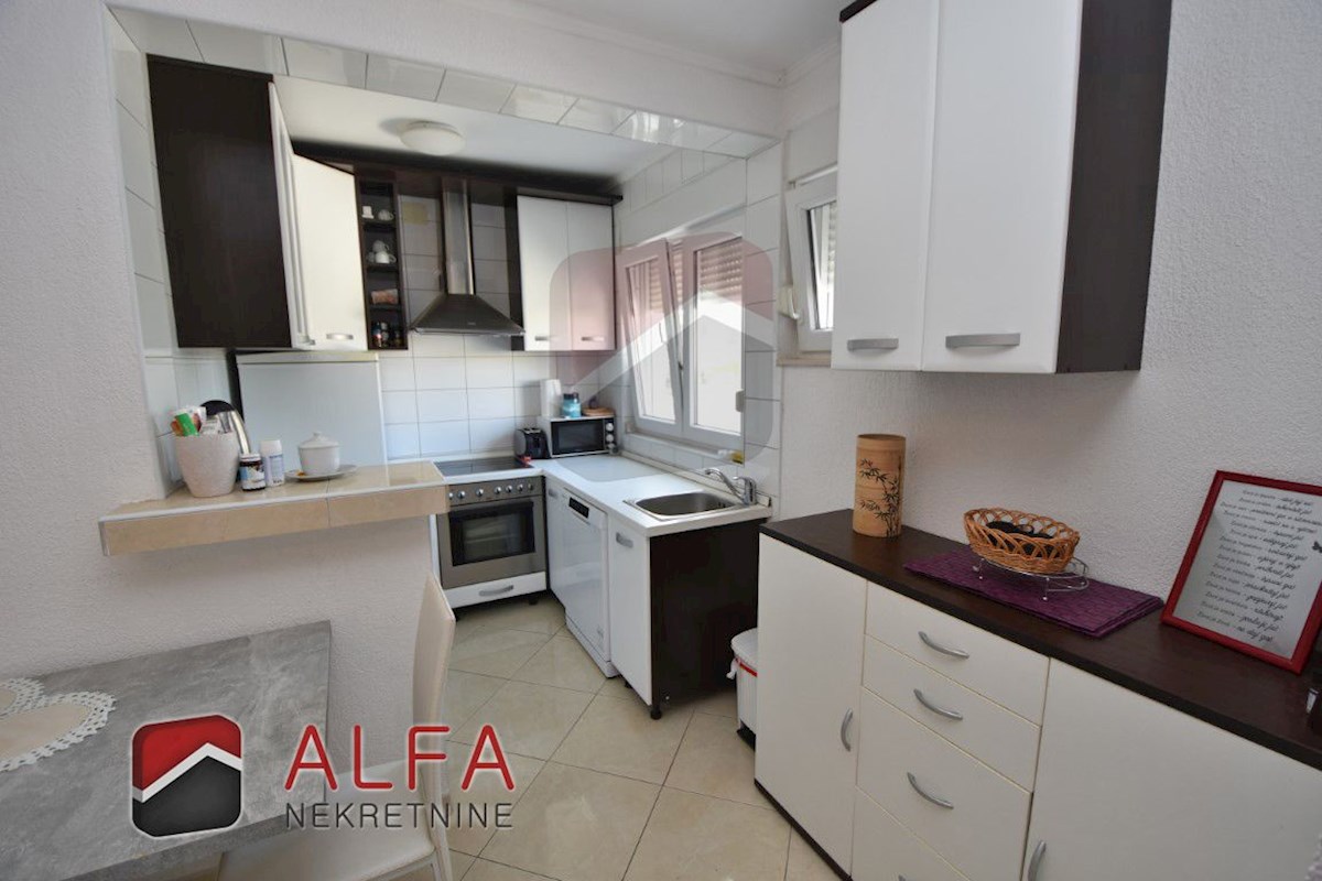 Croazia, Vodice, in vendita due appartamenti arredati + cortile 92 m2