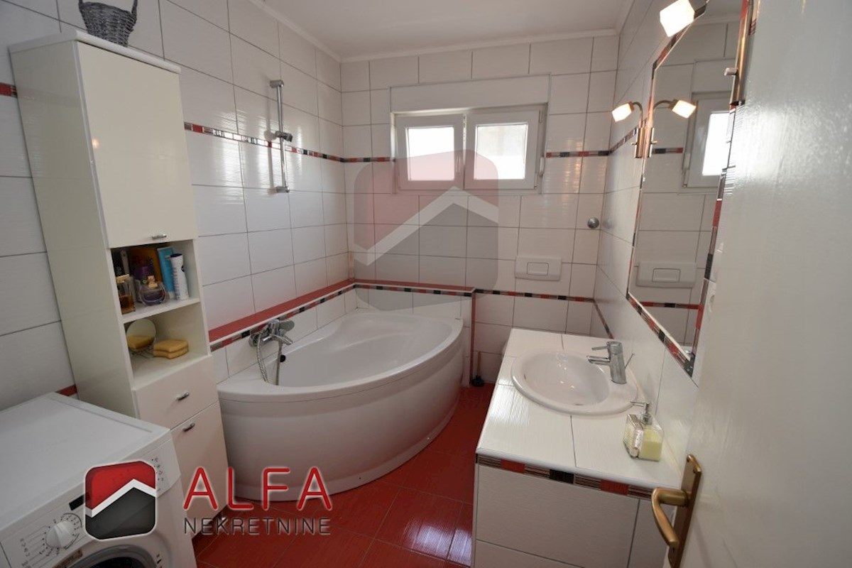 Croazia, Vodice, in vendita due appartamenti arredati + cortile 92 m2