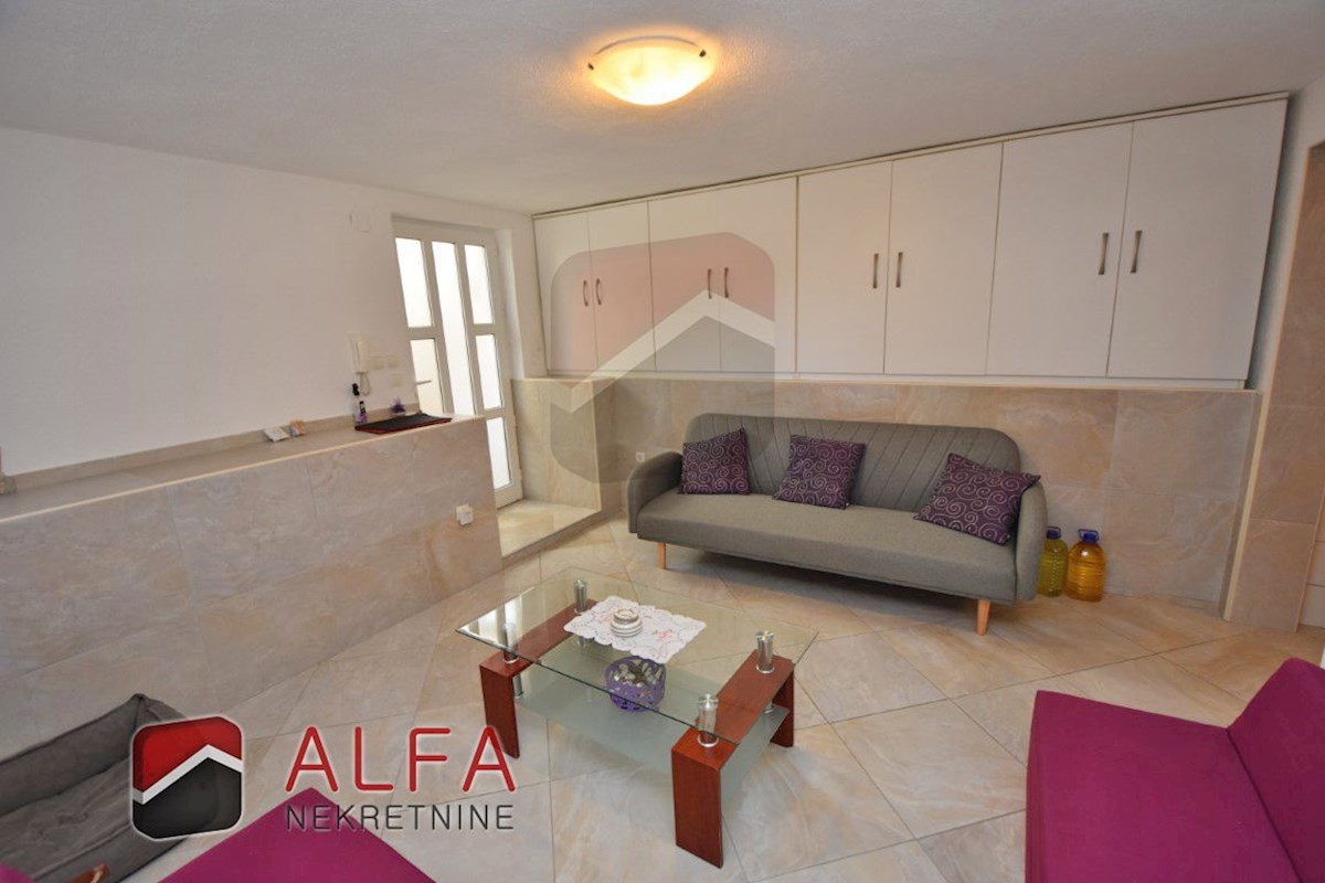 Croazia, Vodice, in vendita due appartamenti arredati + cortile 92 m2